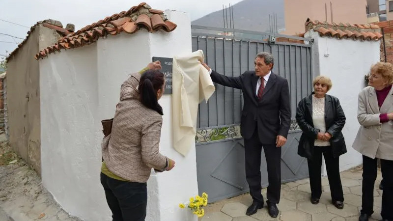 По повод 130-годишнината от рождението на Сирак Скитник бе открита паметна плоча пред родната къща на художника.