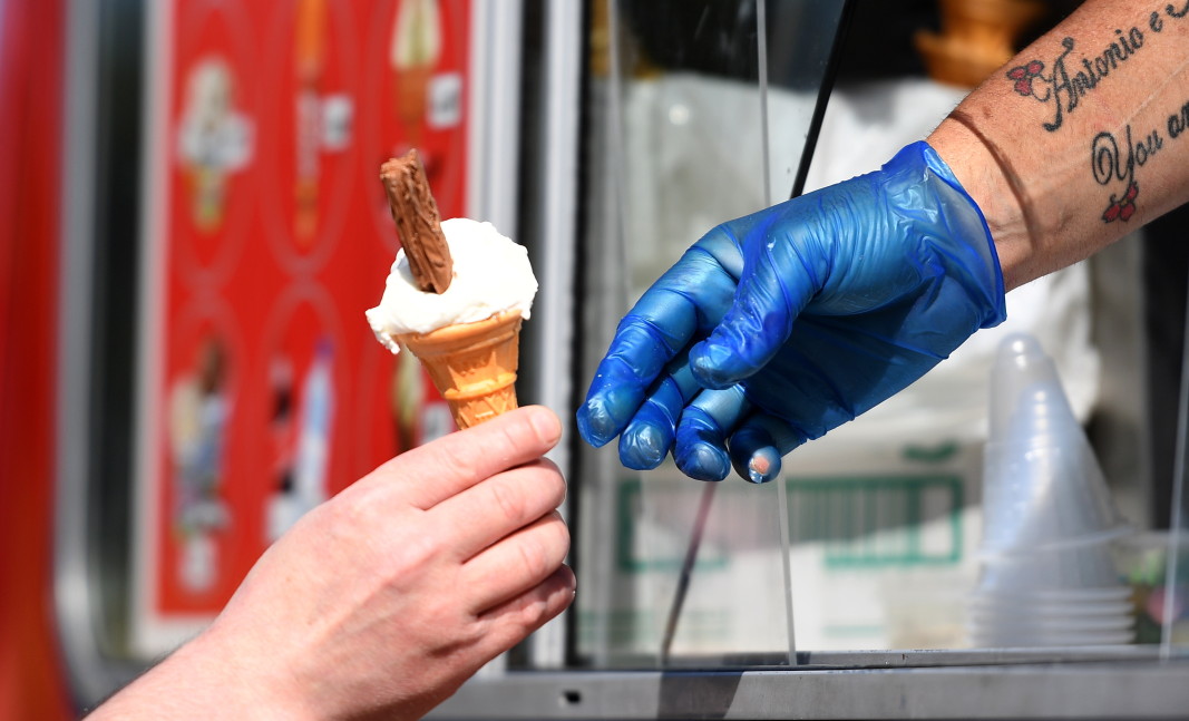 Продавач на сладолед в лондонски парк работи с ръкавици - 28 май 2020 г.