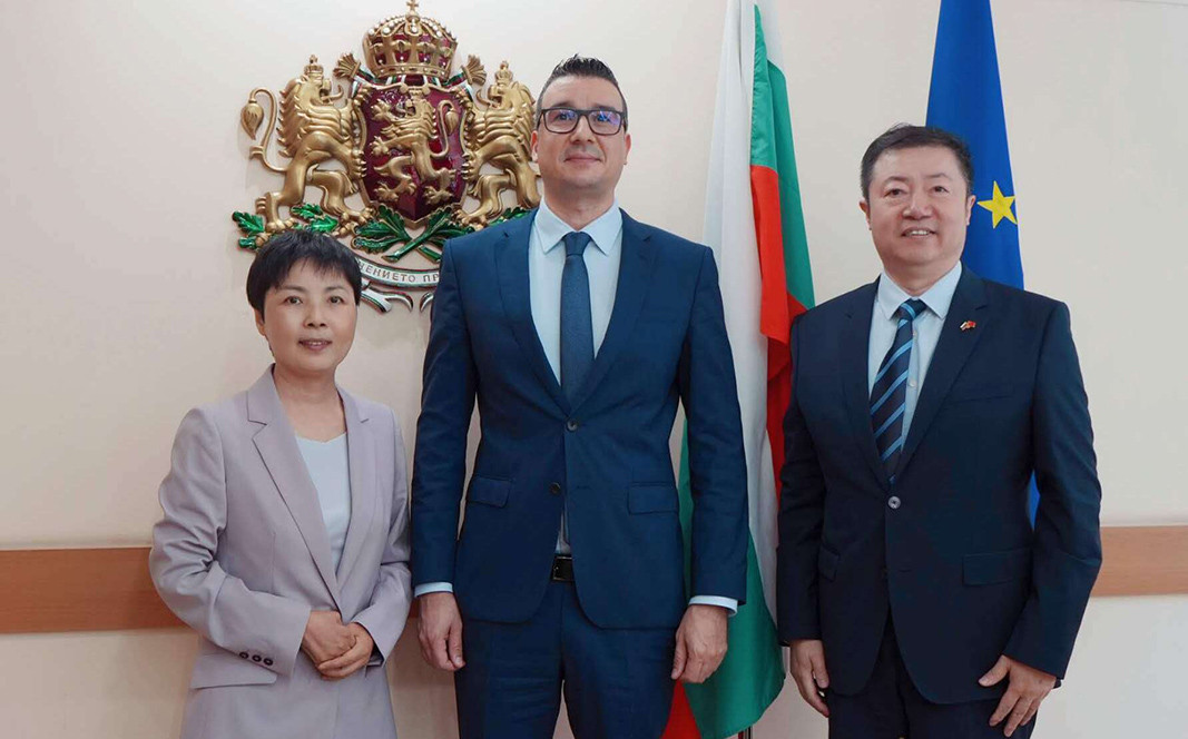 H.E. Dai Qingli and Bulgarian Minister of Economy and Industry Petar Dilov.