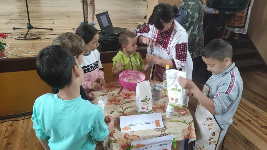 Йорданка Пенева учи деца да месят мекици  Снимка: Здравка Маслянкова
