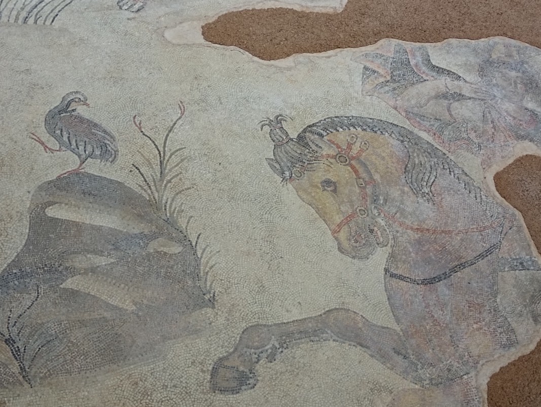 Фрагмент от мозайка, на която е изобразена ловна сцена