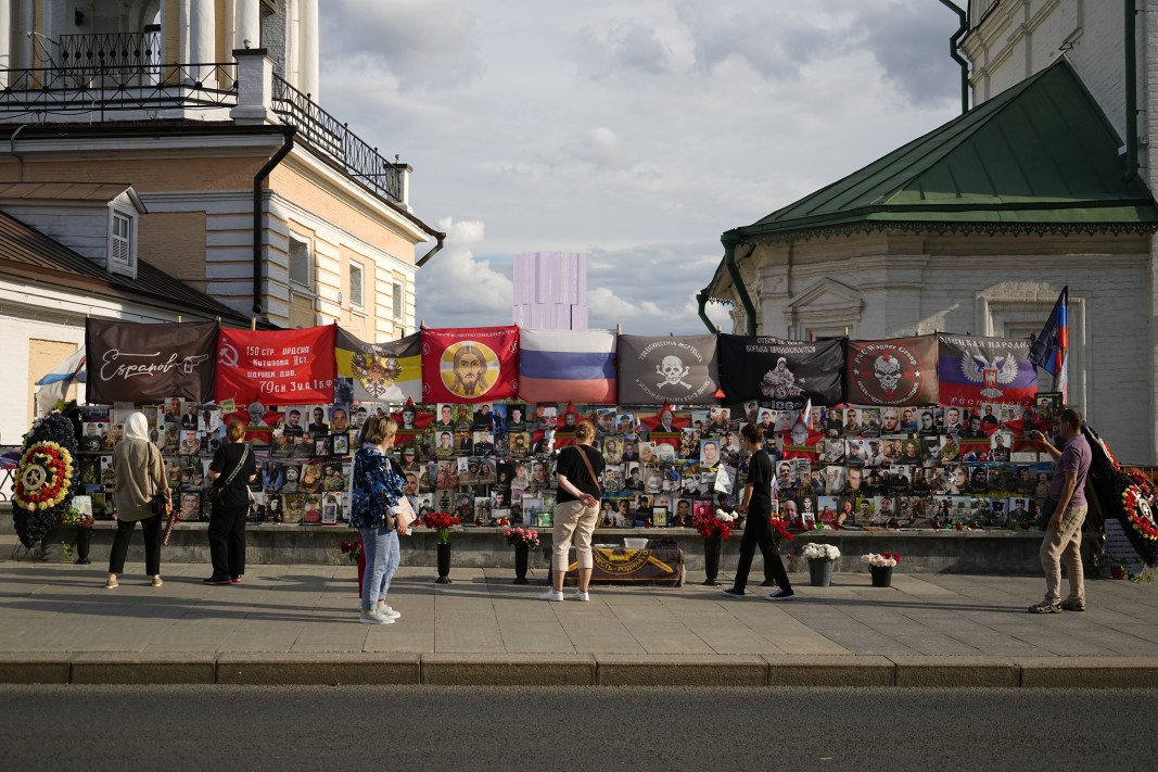 Импровизиран мемориал край Кремъл в памет на покойния лидер на ЧВК Вагнер Евгений Пригожин, 29 юли 2024 г./БТА