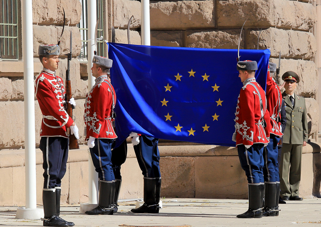 Церемония по издигане на флага на ЕС пред президентството.