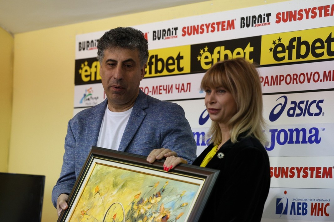 Весела Димитрова с наградата за треньор №1.