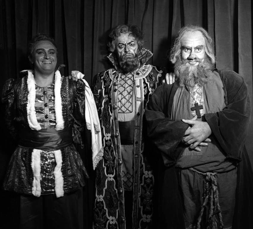 Dimitır Uzunov, Boris Hristov ve Nikolay Gyaurov, Boris Godunov'un bir gösterisinden sonra La Scala'da sahne arkasında (1959/1960 Sezonu)