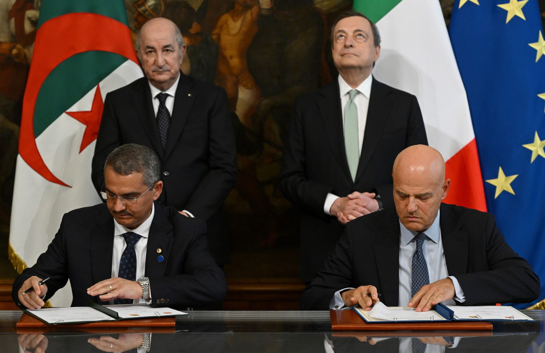  Президентът на Sonatrach Тофик Хакар (вляво, отпред) и основният изпълнителен шеф на Eni Клаудио Дескалци (вдясно, отпред) подписват меморандум за съгласие до президента на Алжир Абделмаджид Табун и италианския министър председател Марио Драги в двореца Чиджи в Рим, 26 май 2022 г./ЕПА/БГНЕС 