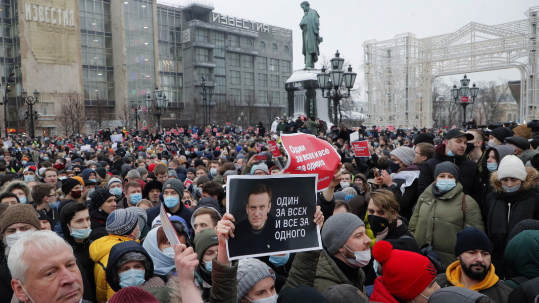 Привърженици на опозиционния лидер Алексей Навални на протест в негова защита. Москва, 23 януари 2021 г. Снимка: ЕПА/БГНЕС