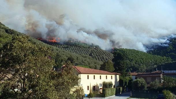 Все още не са загасени пожарите в планината Сера край
