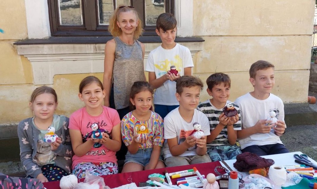 Десислава Войкова с деца от работилницата Снимка: Здравка Маслянкова