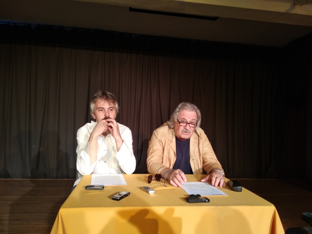 Директорът на театъра в Монтана Любомир Бояджиев (вдясно) и пиарът на културната институция Калин Тодоров