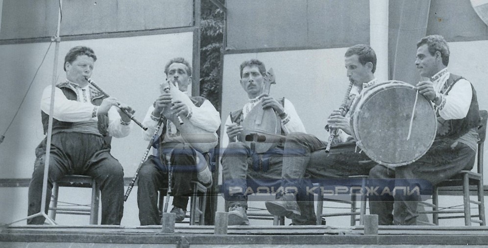 Нейчо Георгиев с народни музиканти от Карнобарския край. Снимка: Личен архив