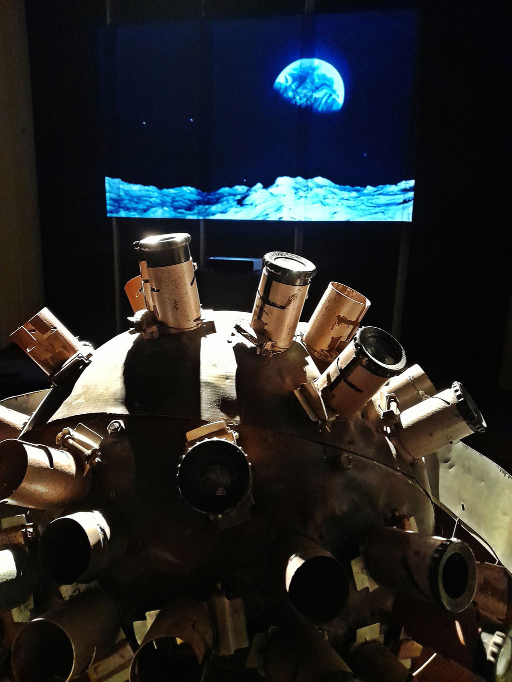 Първият апарат-планетариум в България – конструиран от арх. Милко Миланов през 1962 г. за нуждите на Планетариума в Димитровград. (фрагмент)