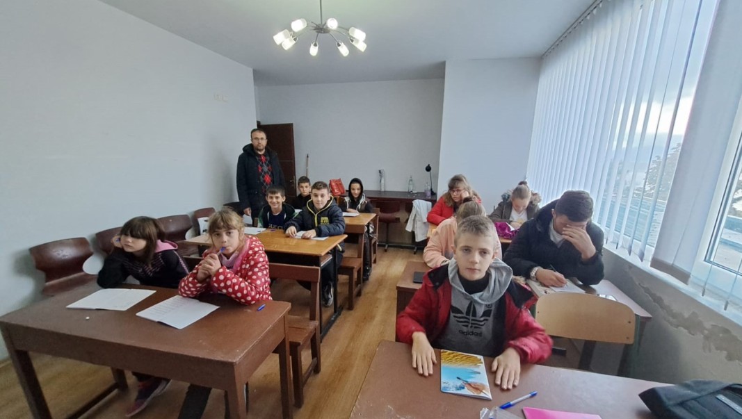 Нучи Гроздани с ученици от гимназията в Поградец