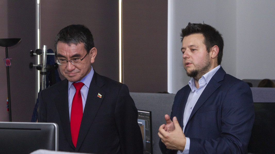 Японският външен министър Таро Коно по време на посещението му в България заедно с Георги Динчев