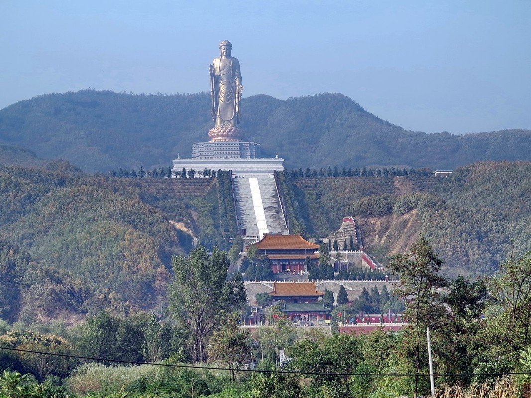 153-метровият пролетен храм на Буда в град Джаокун в Китай.