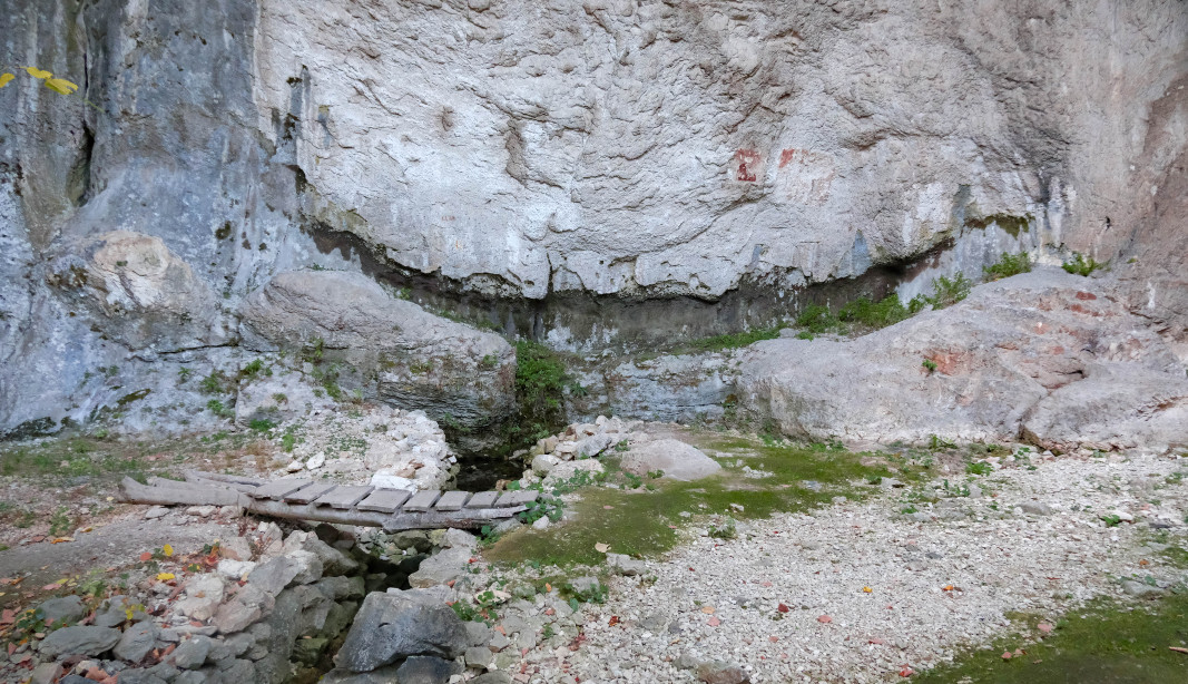 La source karstique au pied de la Grande caverne