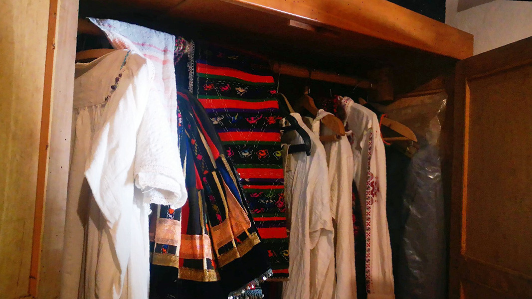 Pièces de costumes traditionnels féminins de la Bulgarie du Nord