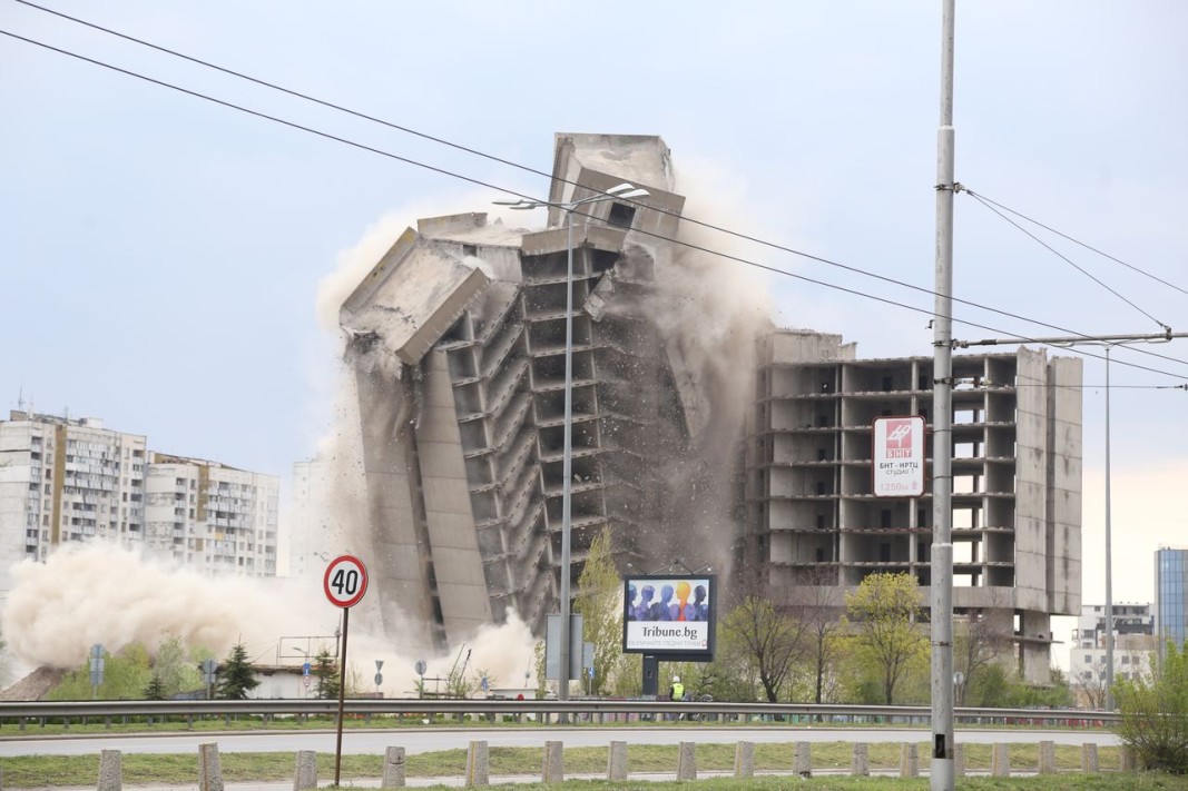 Взривяването на високата част на недостроената сграда на ИПК „Родина“ в София.