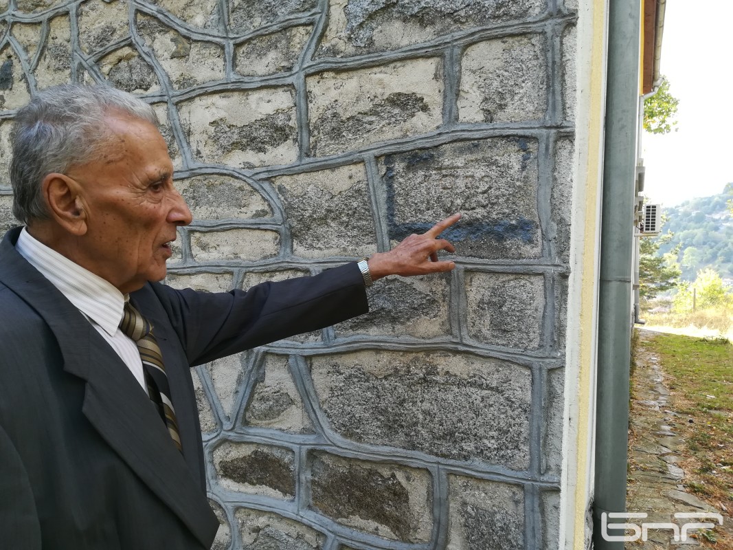 Петър Киряков показва камъка на който е отбелязан кога е построен храма