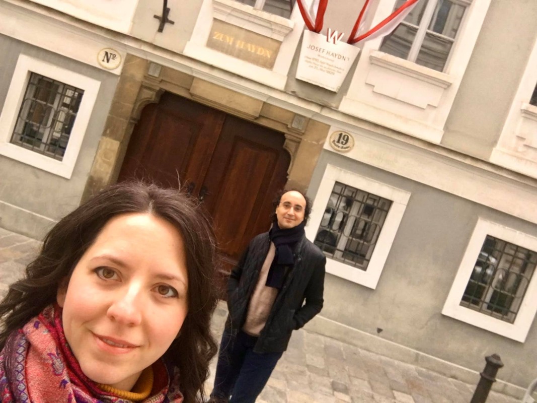 Лиляна Кехайова и Марио Хосен пред дома на Хайдн във Виена