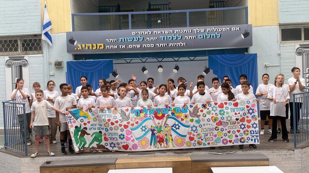 ученици от училище Моше Шарет, гр. Бат Ям, Израел, с директор Анат Абади