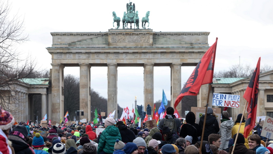 Протести в Берлин срещу обсъжданите планове на Алтернатива за Германия за репатриране на мигранти