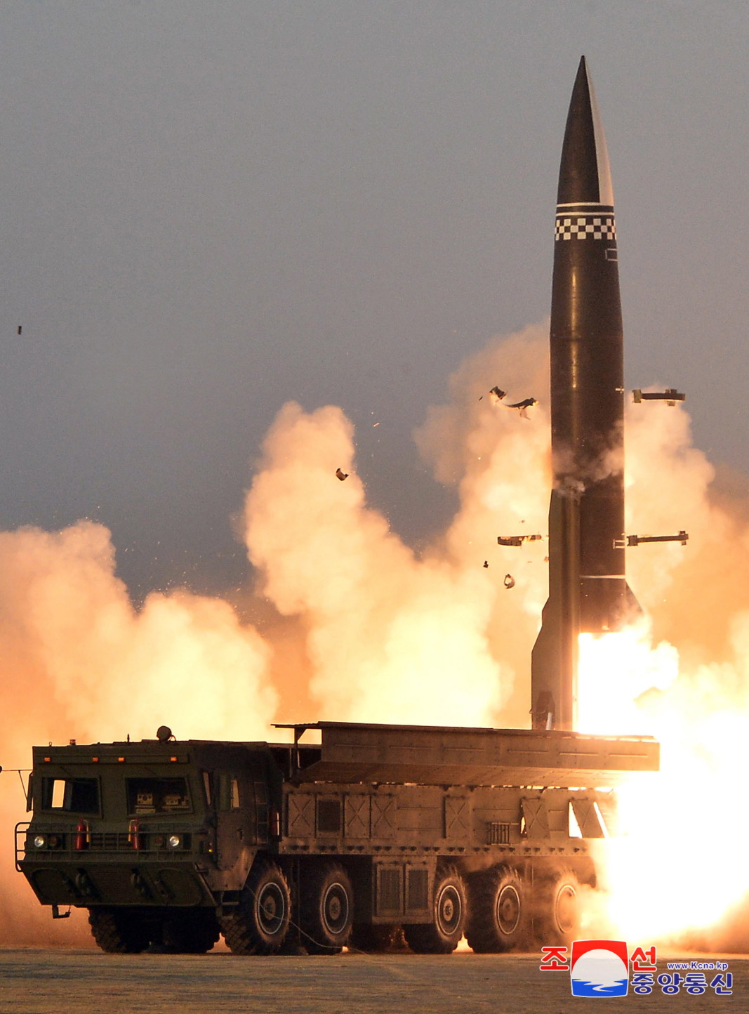 Тестово изстрелване на новоразработена тактическа балистична ракета от нов тип в Северна Корея, 25 март 2021 г.