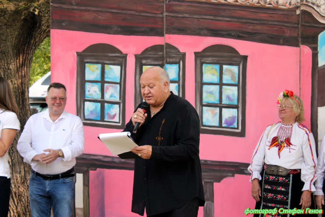 Ганчо Александров в ролята на водещ на фолклорна програма