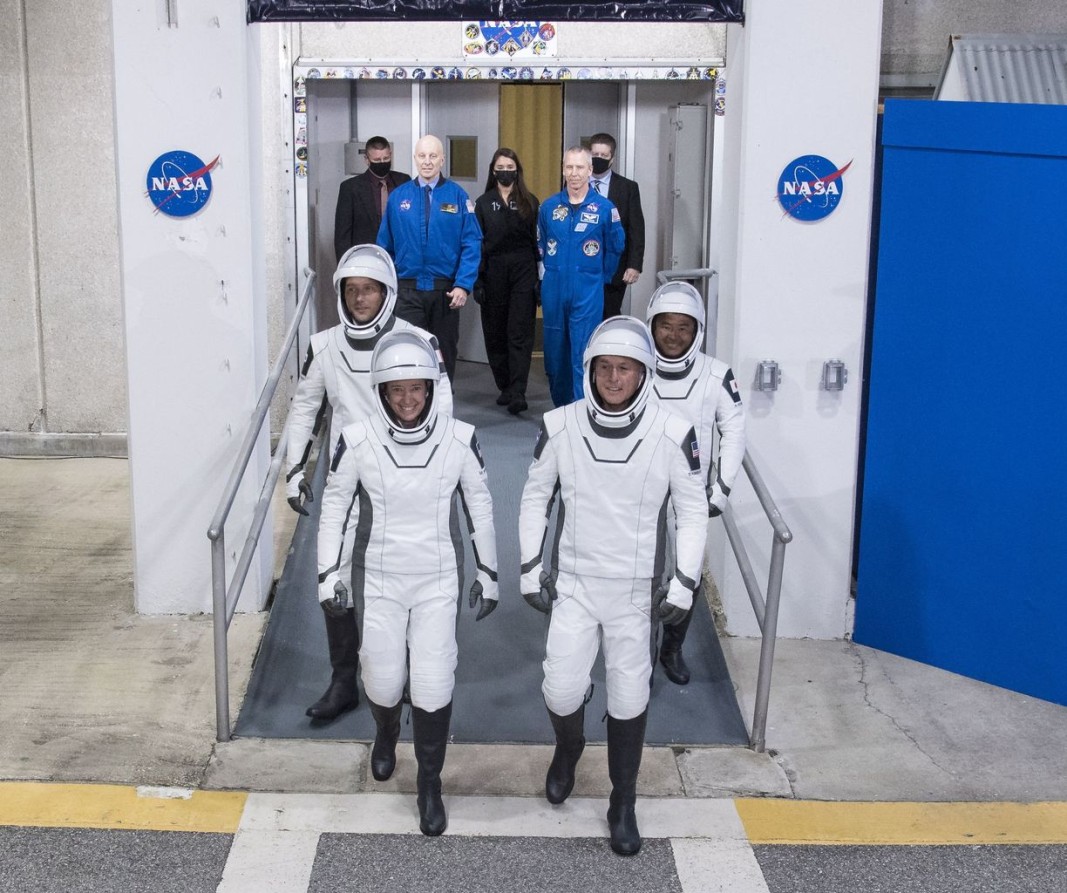 Французинът Тома Песке (вляво отзад), американките Меган Макартър (вляво отпред) и Шейн Кимброу (вдясно отпред) и японецът Акихико Хошиде ще са новите членове на екипажа на Международната галактическа станция. 