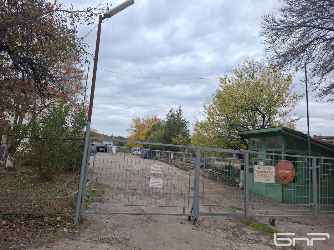 Порталът на затворническото общежитие в Ловеч.