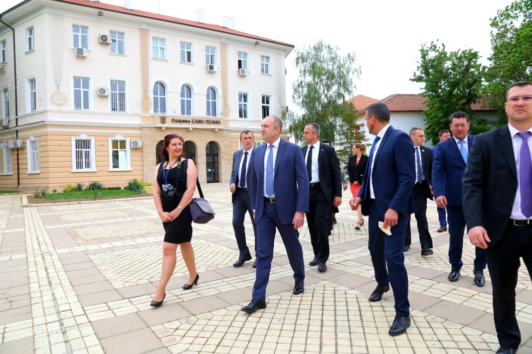 Президентът Румен Радев посети град Елин Пелин, където направи коментар на управлението