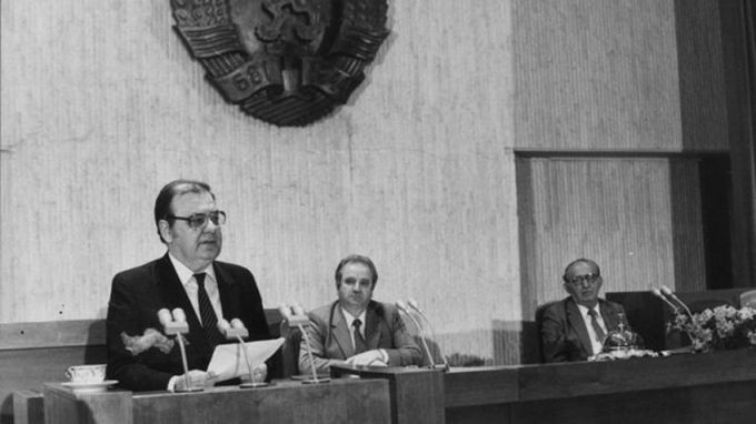 Петър Младенов огласява оставката на Тодор Живков, 10 ноември 1989 г.
