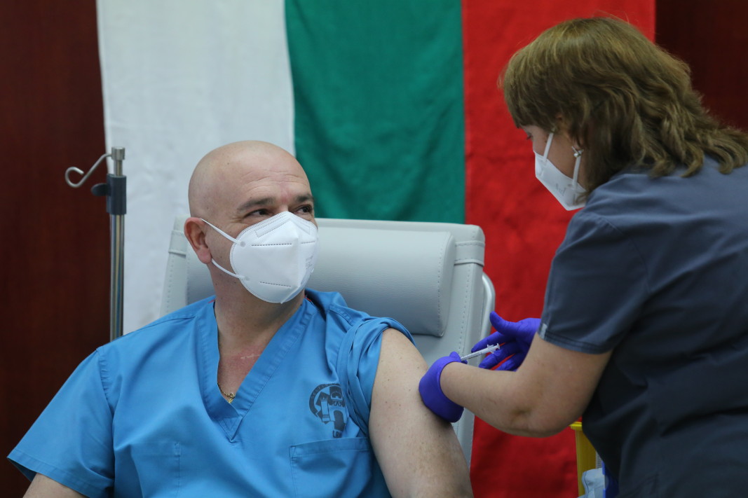 Втора доза от ваксината на „Пфайзер“ и „Бионтех“ бе поставена на началника на ВМА Венцислав Мутафчийски. Снимка БГНЕС