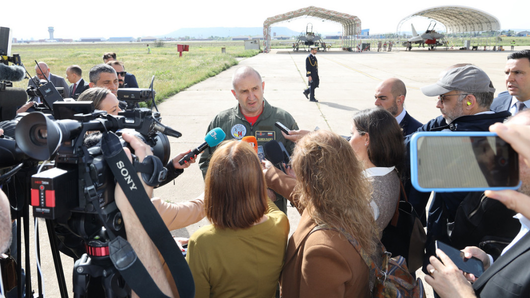 Президентът дава изявления за медиите по време на посещението си в Испания, 2022 г.   Снимка: БГНЕС