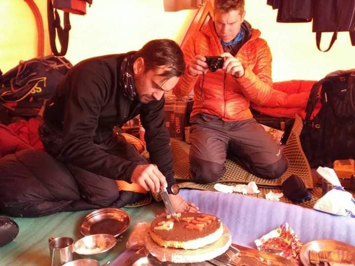 Даниеле Нарди и Том Балард с новогодишната торта в Базовия лагер на Нанга Парбат