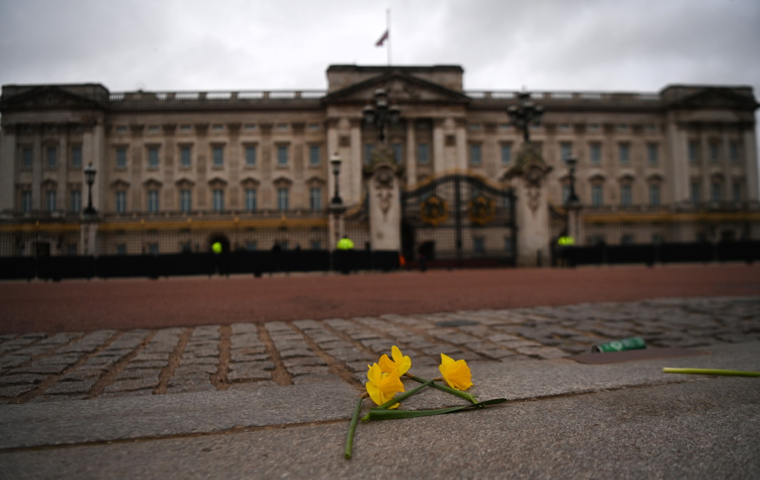 Цветя пред Бъкингамския дворец, 10 април 2021 г./ЕПА/БГНЕС