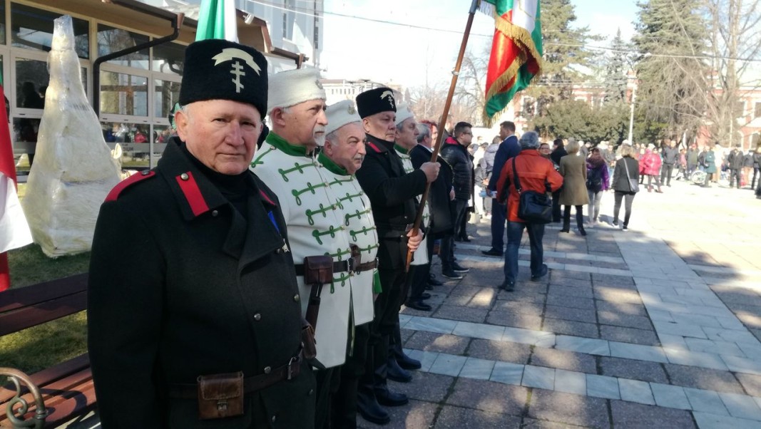 Поклонението пред бюста на Апостола в центъра на Кюстендил. Снимка: Кирил Фалин