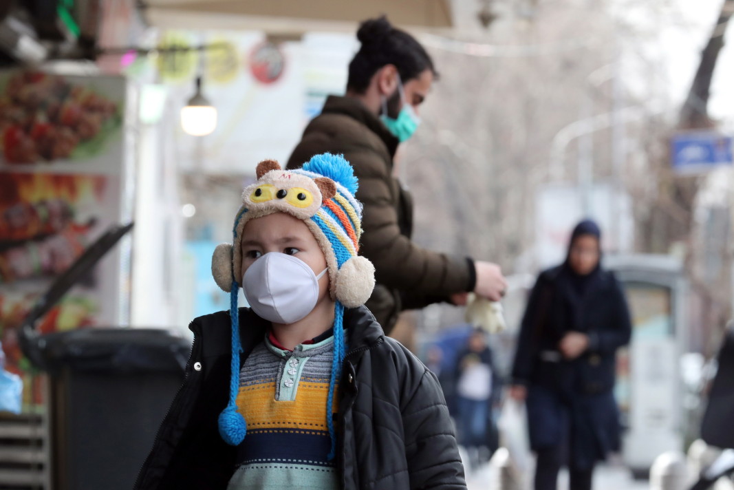 Дете със защитна маска в Техеран