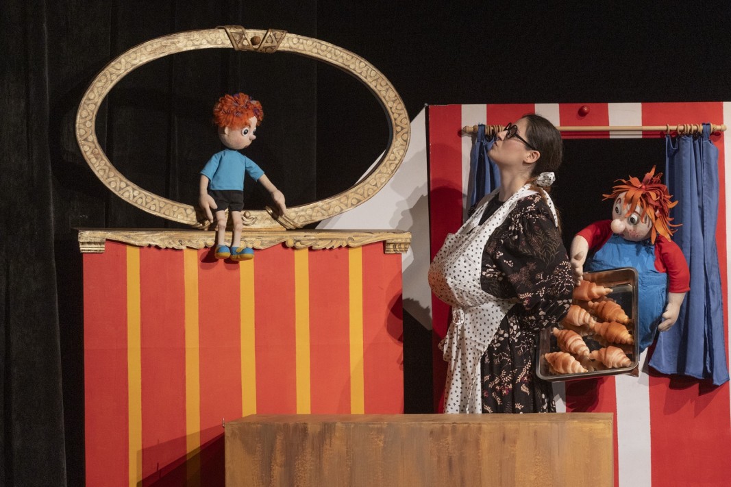 Вечните истории за Карлсон и Дребосъчето на сцената на Държавния куклен театър  в Добрич