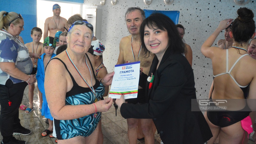 Директорът на Радио Варна Наталия Чешмеджиева награждава Татяна Панева за класирането й в щафетата.