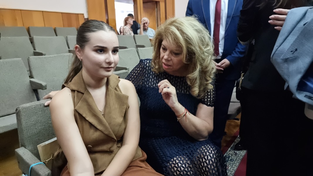Носителката на голямата награда Ксения Дечева с Илияна Йотова