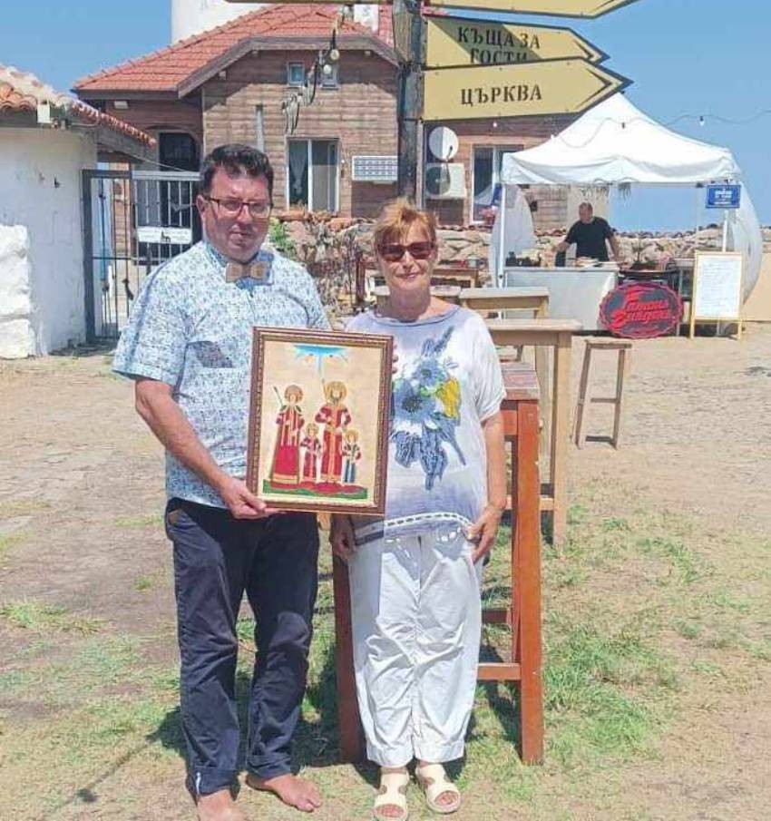 Управник острва Св. Анастасија Павлин Димитров и туристички водич Петја Паскалева са сликом Александра Георгијева