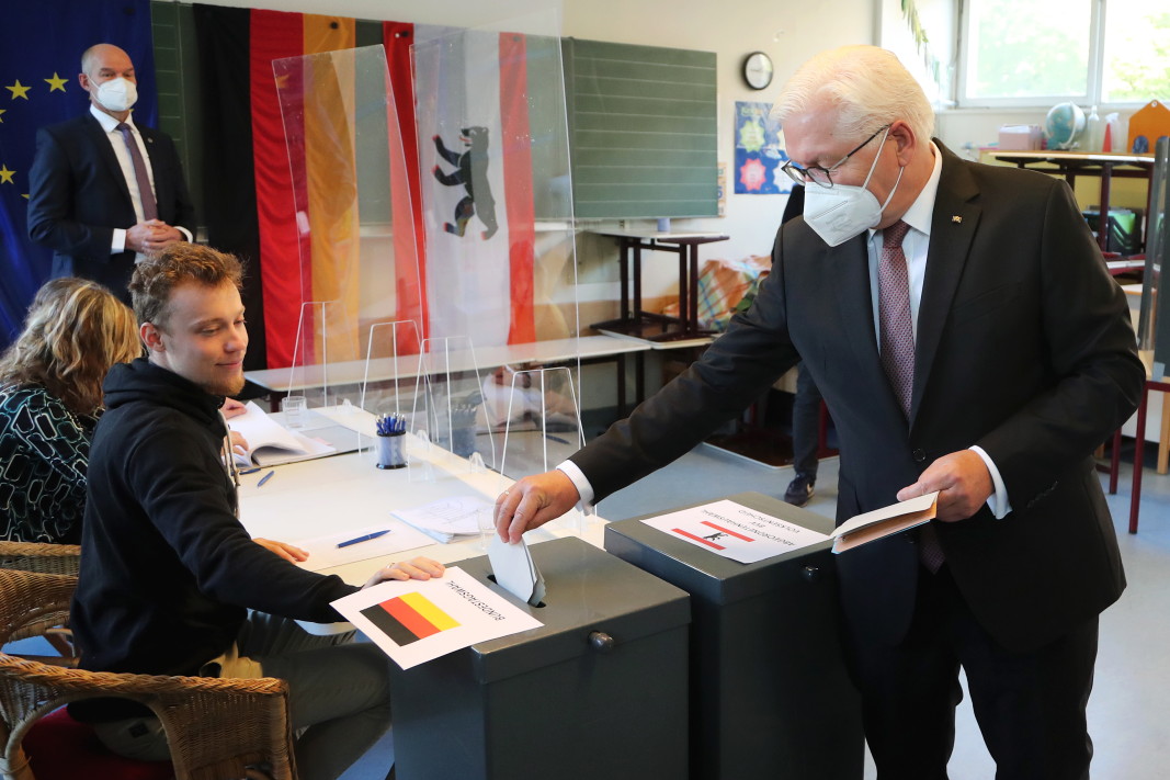 Германският президент Франк-Валтер Щайнмайер гласува в избирателна секция в Берлин, 26 септември 2021 г.