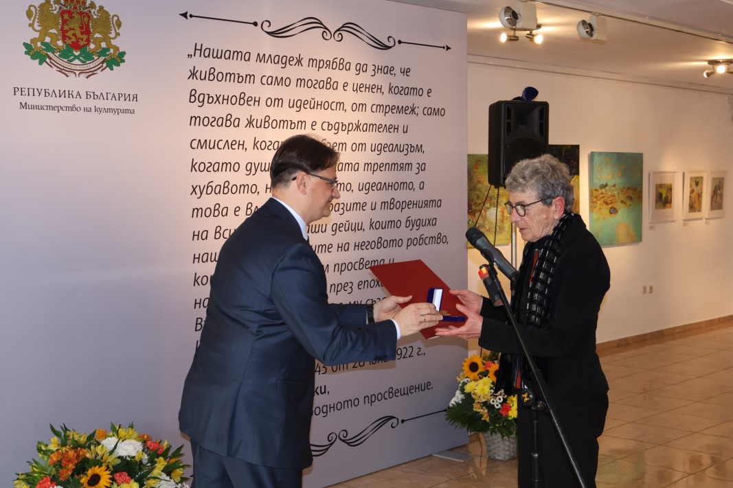 Зелма Алмалех получава наградата