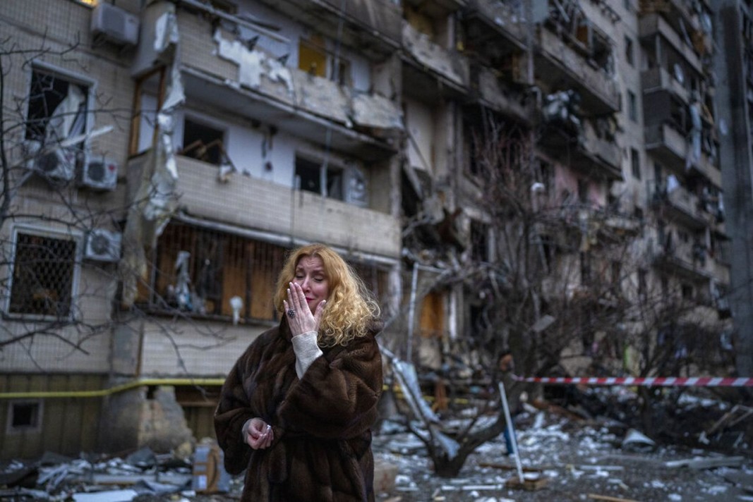 Натали Севриукова пред дома си в Киев след ракетна атака, 25 февруари 2022 г. Снимка: Асошиейтед прес