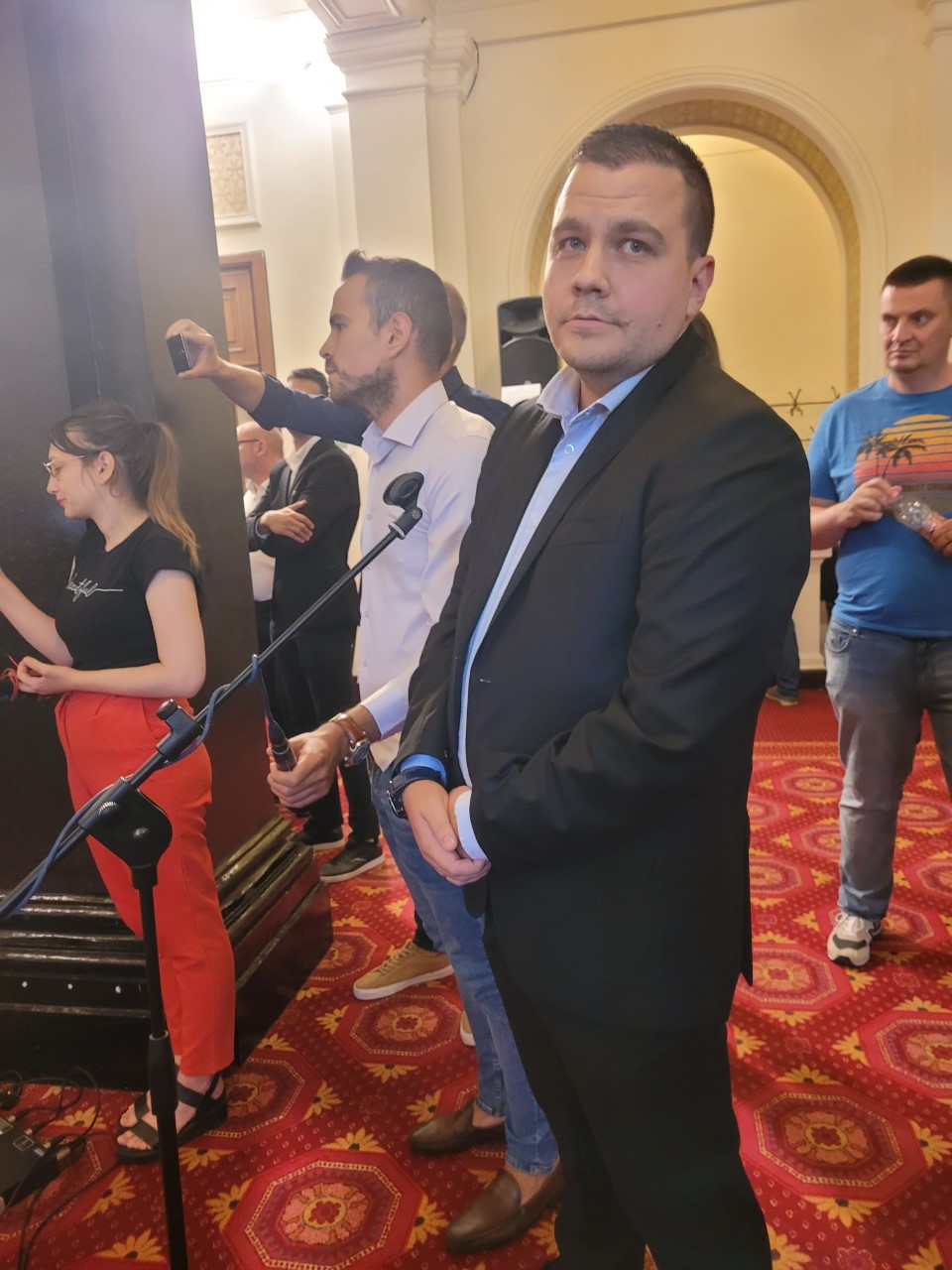 Когато БСП застанаха на трибуната, микрофонът за журналисти, откъдето Балабанов (на снимката) искаше да задава въпроси, беше свален. /Снимка: Мария Филева