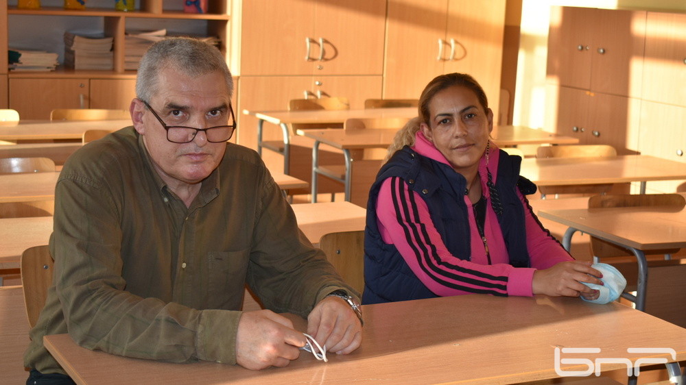 Училищният директор Митко Митев с една от медиаторките в ромския квартал