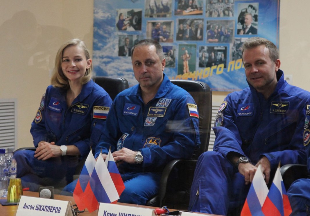 Юлия Пересилд , Антон Шкаплеров и Клим Шипенко (от ляво надясно). Снимка ЕПА/БГНЕС