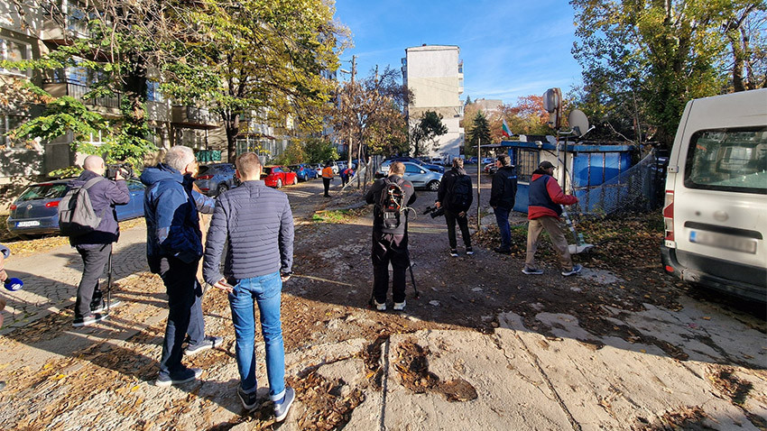 Под тази снимка във фейсбук Клинков е написал: Рунд 3 за изземване на незаконно превзет общински терен, ползван за платен паркинг в кв. Павлово. Законността се възстановява след 31 г.