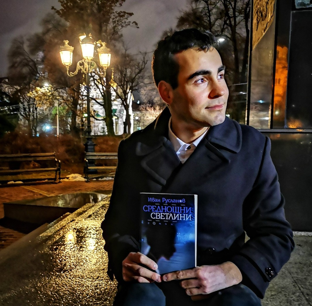 Иван Русланов с последния си роман в ръце. Снимка личен архив.